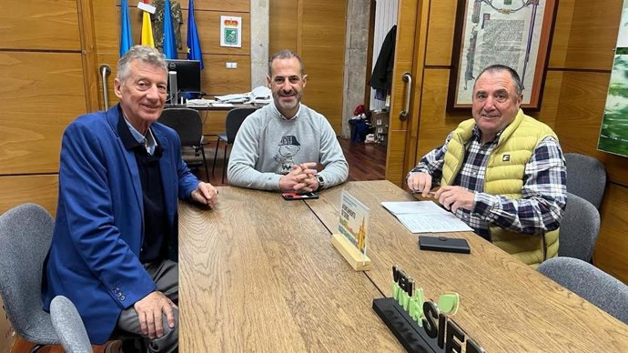 Ángel García nel centru, con organizadores del Descensu Internacional del Sella