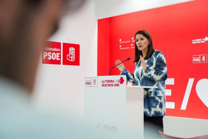 La portavoz del PSOE de Extremadura, Isabel Gil Rosiña, en rueda de prensa