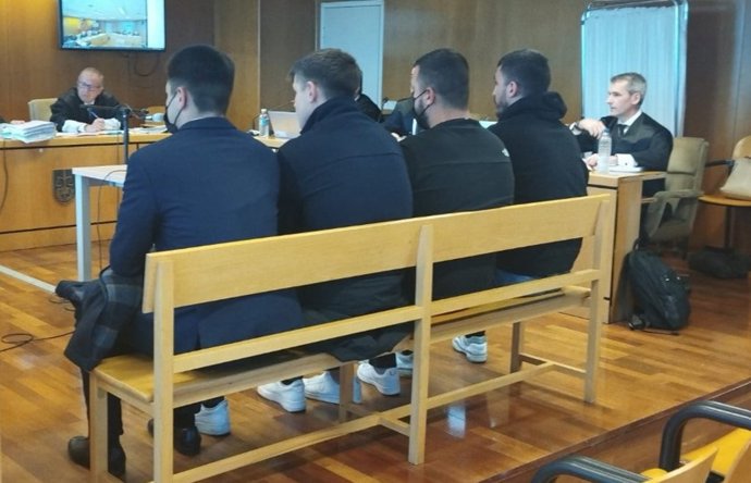 Juicio contra los ultras que colgaron un muñeco de Vinicius en la M-11