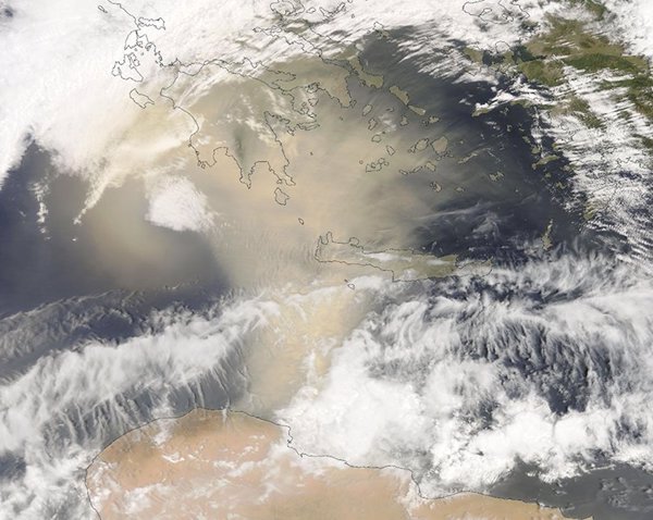 Ciencia.-Una tormenta de polvo en el Mediterráneo, imagen del día de la NASA