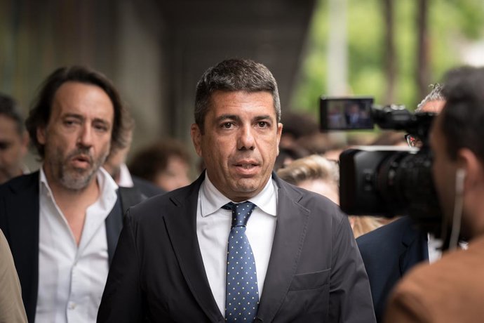 O presidente da Comunidade Valenciana, Carlos Mazón, em sua chegada à reunião do Conselho Nacional de Diretores do Partido Popular (PP) na sede da Calle Génova, em 19 de maio de 2025, em Madri (Espanha).