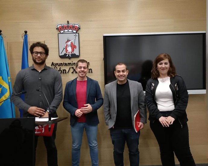 El portavoz de IU en Gijón, Javier Suárez Llana (segundo por la izda), junto a concejales de Santander, Bilbao y Pamplona, Kevin Martínez (IU), Xabi Jiménez (IU) y Ana Sánchez (Contigo-Zurekin), respectivamente.