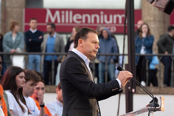 May 15, 2025, Harbor, Portugal: Porto/(pt), 05/15/2025- politics/ luis monteiro/elections/legislative-2025/psd/cds- luis montenegro candidate for the legislative assembly of portugal, during a rally held in the electoral campaign in the city of porto, nor