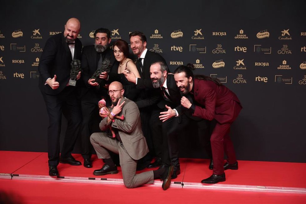 Archivo - El equipo de 'Cafuné' posa tras recibir el Goya a Mejor corto de animación, por 'Cafuné', en la 39 edición de los Premios Goya