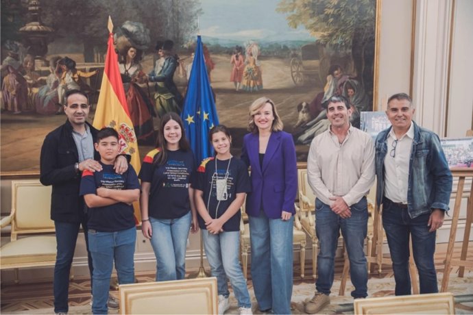 Pilar Alegría recibe en el Ministerio a los alumnos que han creado la primera Constitución Escolar Lunar