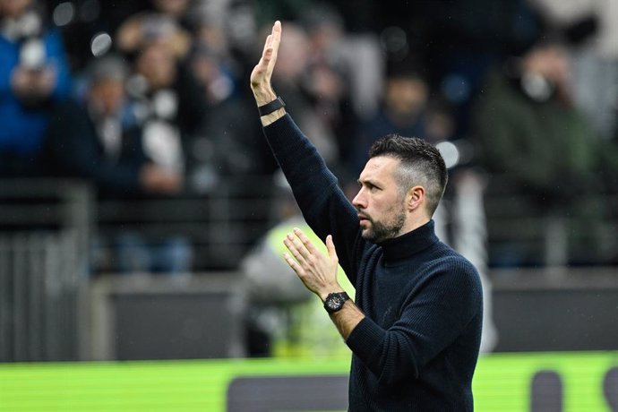 Archivo - FILED - 13 March 2025, Hesse, Frankfurt_Main: Amsterdam's head coach Francesco Farioli salutes the fans after the UEFA Europa League round of 16 second leg soccer match between Eintracht Frankfurt and Ajax Amsterdam at the Deutsche Bank Park. Fa