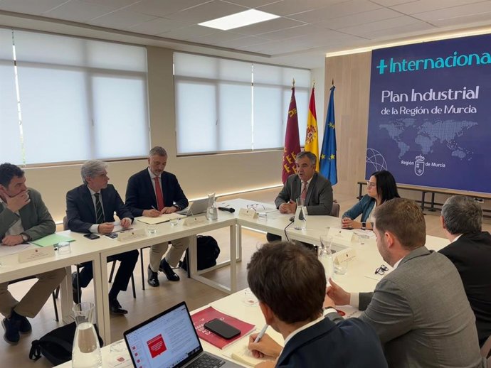 El consejero de Medio Ambiente, Universidades, Investigación y Mar Menor, Juan María Vázquez, junto con la alcaldesa de Yecla, Remedios Lajara, durante la reunión del grupo de trabajo 'Más Internacional' para elaborar el Plan Industrial de la Región
