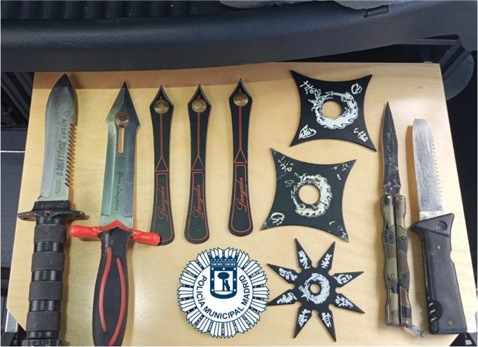 Armas blancas incautadas por la Policía Municipal de Madrid a un hombre que las escondía en el maletero de su coche