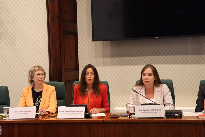 La secretària general de la Conselleria d'Educació, Teresa Sambola, i la consellera d'Educació de la Generalitat, Esther Niubó, amb la presidenta de la Comissió d'Educació i FP del Parlament, Eva Garcia