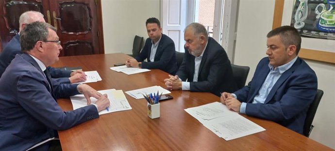 El alcalde de Murcia, primero a la izquierda, y el presidente del Sindicato Central de Regantes del Acueducto Tajo-Segura (Scrats), Lucas Jiménez, en el centro, a la derecha, durante una reunión