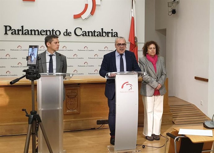 Hernando e Iglesias durante la rueda de prensa de la presentación de la PNL conjunta.-ARCHIVO