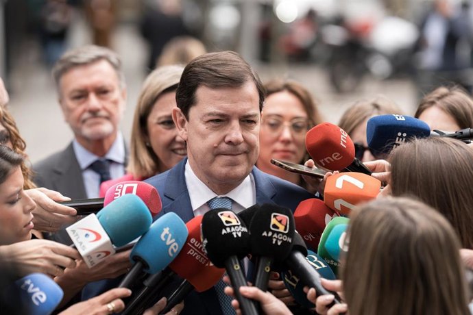 El presidente de Castilla y León, Alfonso Fernández Mañueco, a su llegada a la reunión de la Junta Directiva Nacional del Partido Popular (PP) en la sede de calle Génova, a 19 de mayo de 2025, en Madrid (España).