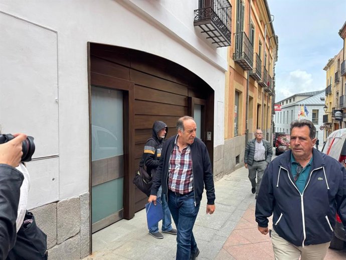 El alcalde de Vita, Antonio Martín Hernández, a la salida de los juzgados tras su declaración.