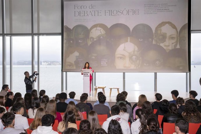 La consejera de Inclusión Social, Juventud, familias e Igualdad, Begoña Gómez del Río, asiste al Foro de Debate Juvenil.