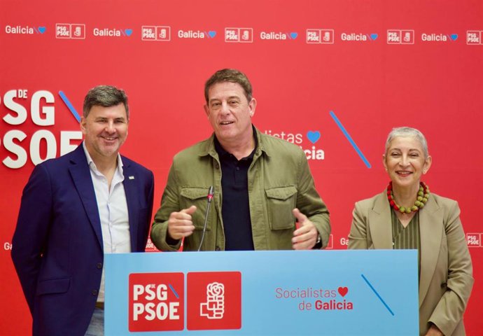 El eurodiputado del PSdeG, Nicolás González Casares; el secretario xeral del PSdeG, José Ramón Gómez Besteiro, y la diputada socialista Silvia Longueira en rueda de prensa