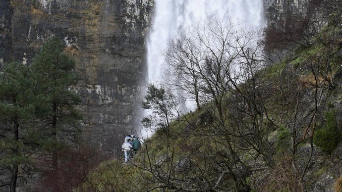 Archivo - El Río Mundo revienta por segunda vez este invierno e inunda con sus chorros su Parque Natural.