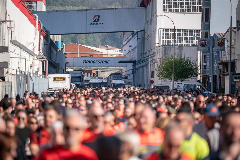 Archivo - Decenas de personas durante la manifestación de la plantilla de Bridgestone en la jornada de huelga por el ERE, a 8 de abril de 2025, en Basauri, Vizcaya, País Vasco (España). 