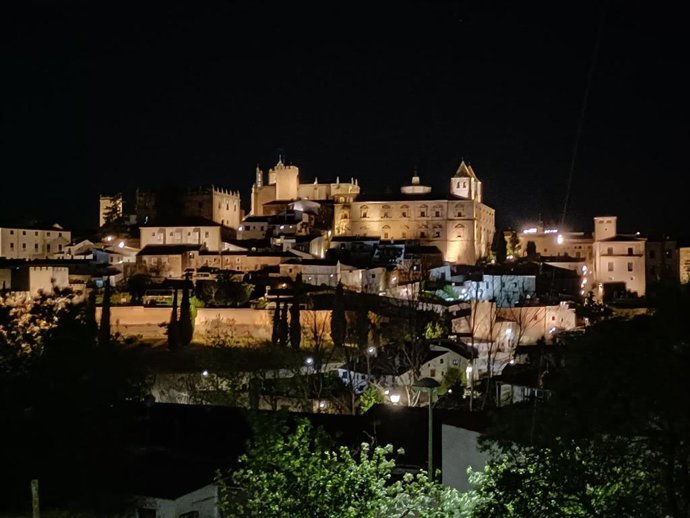 Archivo - Imagen nocturna de la parte antigua de Cáceres