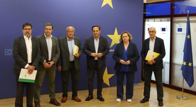El presidente de Asaja, Pedro Barato; el secretario general de COAG, Miguel Padilla, y el secretario general de UPA, Cristobal Cano, mantienen una reunión con el director de la Representación de la Comisión Europea en España, Lucas González Ojeda,