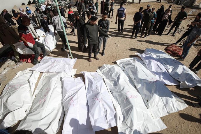 Palestinos junto a los cadáveres de varios muertos por los ataques del Ejército de Israel contra la Franja de Gaza (archivo)