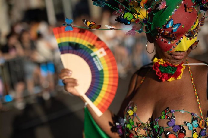 Archivo - Una persona vestida de carnaval durante la manifestación estatal del Orgullo LGTBI+ 2024, a 6 de julio de 2024, en Madrid (España). 