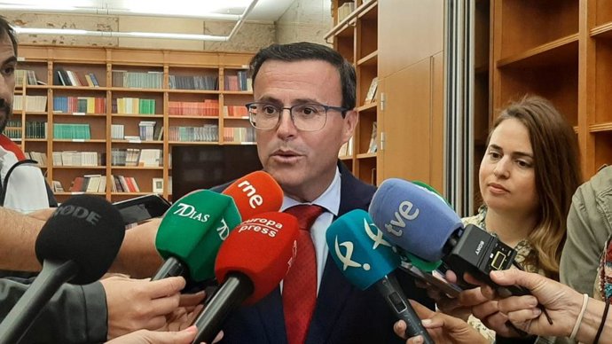 El secretario general del PSOE extremeño y presidente de la Diputación de Badajoz, Miguel Ángel Gallardo, en declaraciones a los medios