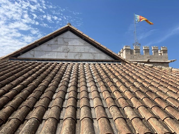 Concluyen las obras del muro hastial norte de la Lonja de València, sobre el que se apoya la cubierta del salón columnario del edificio.