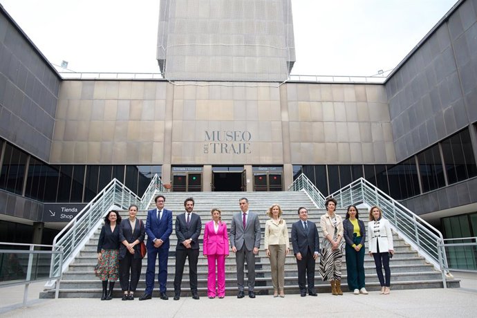 La presidenta de la Fundació Cotec, Cristina Garmendia (5D), el ministre d'Afers exteriors, Unió Europea i Cooperació, José Manuel Albares (4D), la vice-presidenta segona i ministra de Treball i Economia Social, Yolanda Díaz (5I), el president del