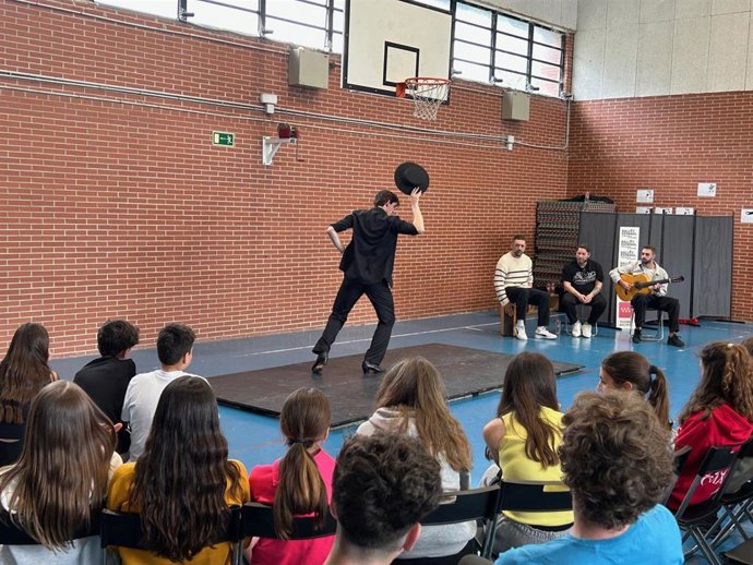 Un bailarín actúa para el alumnado del IES Gregorio Peces Barba de Colmenarejo, Madrid, el 19 de mayo de 2025.