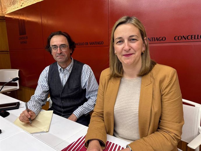 El concejal de Sostenibilidad y Servicios Básicos del Ayuntamiento de Santiago, Xesús Domínguez, y la portavoz municial, Míriam Louzao, en rueda de prensa, a 19 de mayo de 2025.