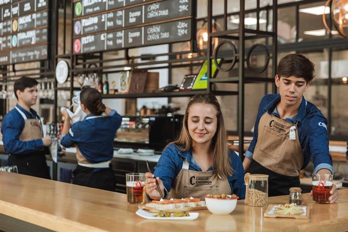 Archivo - Alumnos de la escuela de hostelería de Fundación Cruzcampo.