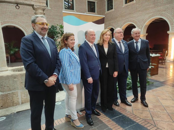 Los consejeros de Sanidad de Castilla-La Mancha, Madrid, Castilla y León y La Rioja junto al presidente del Consejo de Colegios de Médicos de Castilla y León, José Luis Díaz Villarig, en una jornada en Valladolid.