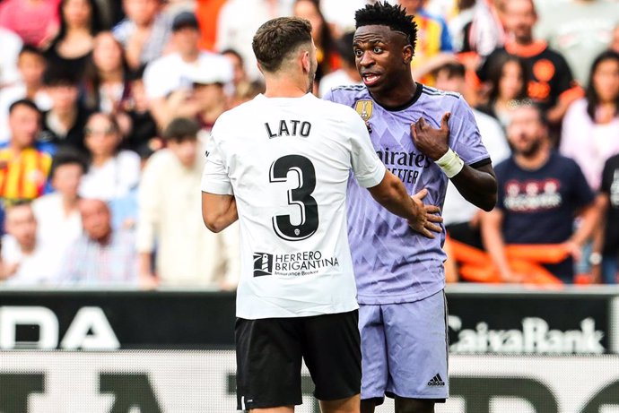 Archivo - Vinicius Junior of Real Madrid and Toni Lato of Valencia protest during the spanish league, La Liga Santander, football match played between Valencia CF and Real Madrid at Mestalla stadium on May 21, 2023, in Valencia, Spain.