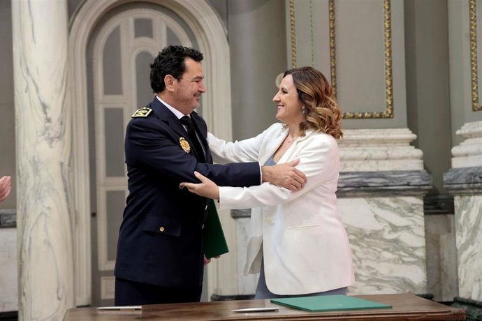 Albendín toma posesión de su cargo como comisario jefe de la Policía Local: "Los agentes de barrio son clave"