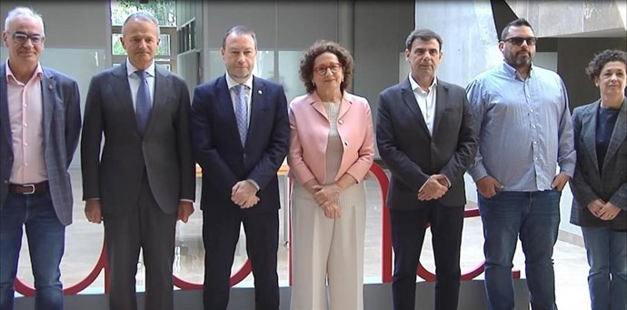 La consejera Maeztu y el rector de la UPNA, Ramón Gonzalo, junto con responsables del resto de entidades que participan en la creación de la Cátedra de Riesgos Laborales.