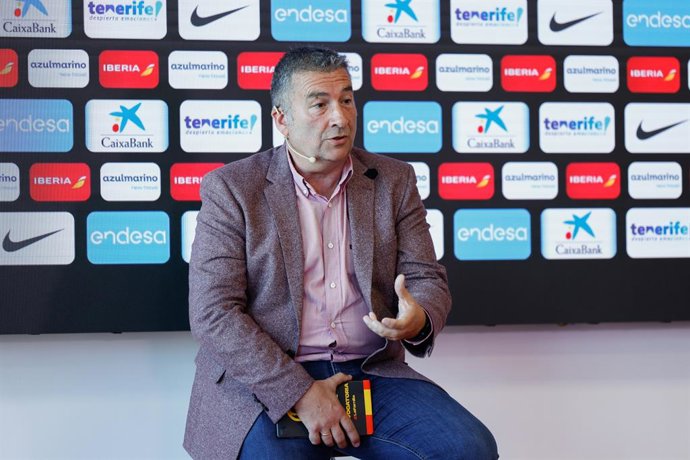 Miguel Mendez, técnico da Espanha, assiste à apresentação oficial da Seleção Espanhola de Basquete Feminino para o Eurobasket na sede da Iberia em 16 de maio de 2025, em Madri, Espanha.