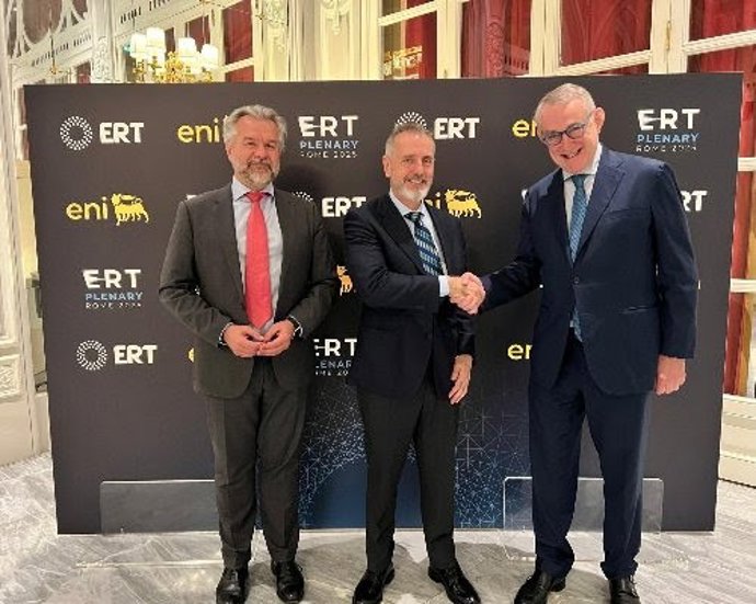 De izquierda a derecha: el  secretario general de la ERT, Anthony Gooch, el presidente de Telefónica, Marc Murtra, y el presidente de la ERT, Jean-François van Boxmeer