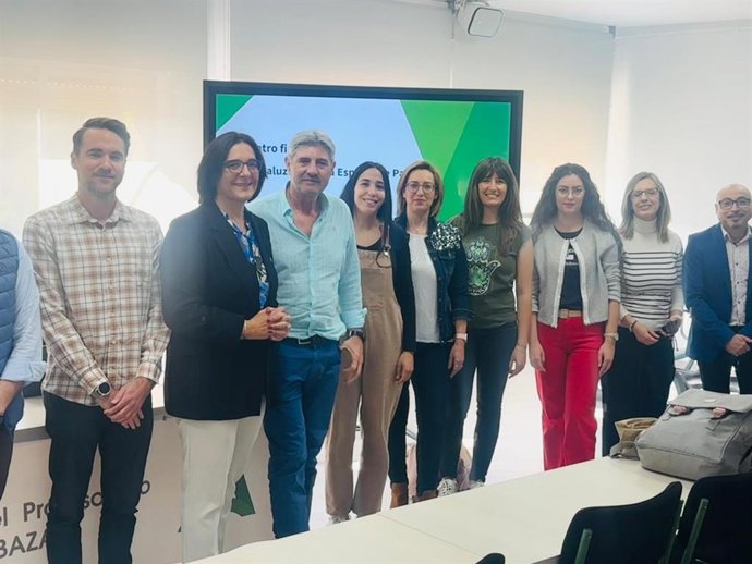 La delegada de Desarrollo Educativo y Formación Profesional de la Junta en Granada, María José Martín, ha participado en un encuentro de coordinadores de los 20 centros educativos de la comarca de Baza.
