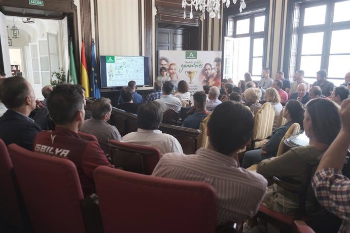 La delegada territorial de Turismo, Cultura y Deporte de la Junta en Sevilla, Carmen Ortiz, ha mantenido este lunes una reunión con 60 responsables de empresas, clubes y federaciones deportivas de la provincia.