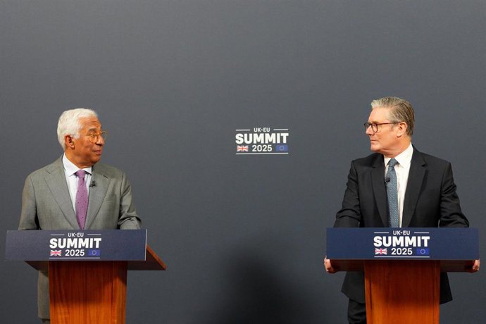 El presidente del Consejo Europeo, António Costa, y el primer ministro británico, Keir Starmer, en rueda de prensa al término de la cumbre UE-Reino Unido en Londres