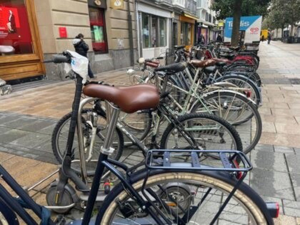 Archivo - Bicicletas aparcadas en el centro de Vitoria-Gasteiz