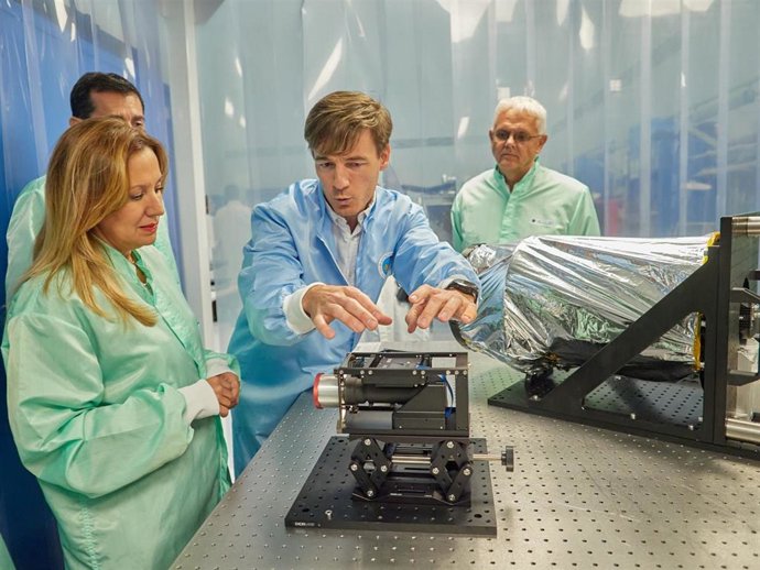 La presidenta del Cabildo de Tenerife, Rosa Dávila, contempla el diseño de la cámara DRAGO-3