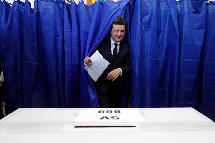 BUCHAREST, May 4, 2025  -- Mayor of Bucharest Nicusor Dan votes during the first round of the presidential election rerun at a polling station in Bucharest, Romania, May 4, 2025. Romanians headed to the polls on Sunday for the first round of the president