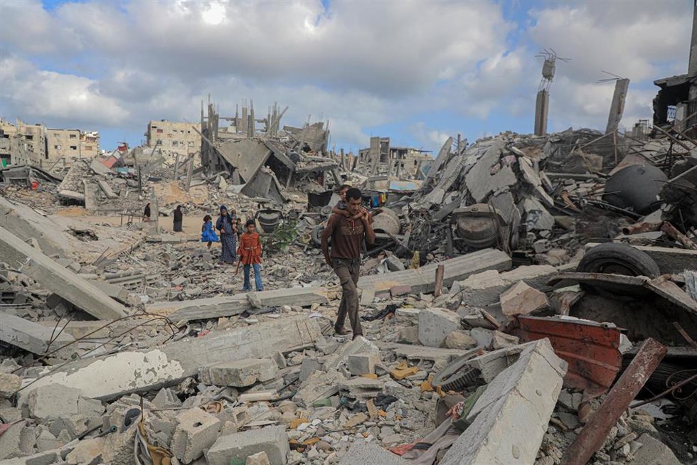 Archivo - Imagen de archivo de desplazados palestinos entre los escombros por ataques israelíes en la ciudad de Jan Yunis, en el sur de la Franja de Gaza