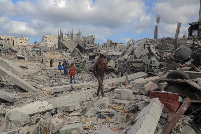 Archivo - Arquivo - Imagem de arquivo de palestinos desabrigados nos escombros dos ataques israelenses na cidade de Khan Younis, no sul da Faixa de Gaza.
