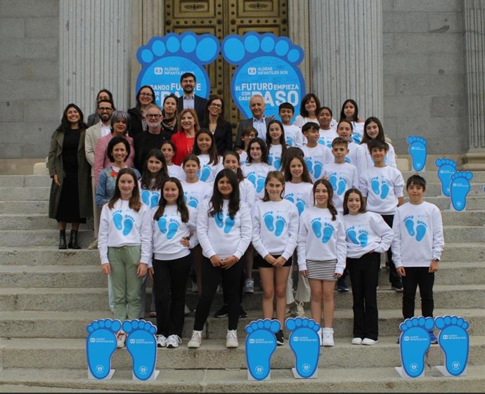 Niños a las puertas del Congreso de los Diputados, en el marco de la campaña 'Pisando Fuerte por la Paz'.
