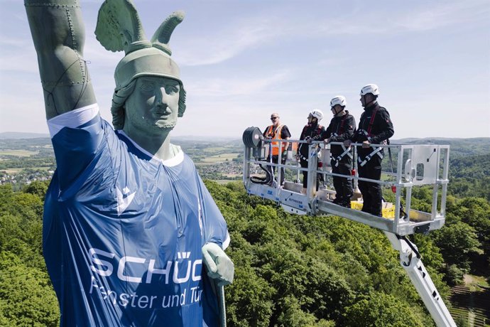 Measuring 53.46 metres in height, including its pedestal, Hermann's Monument was completed in 1875 and ever since has risen high above the Teutoburg Forest. The figure of Hermann himself