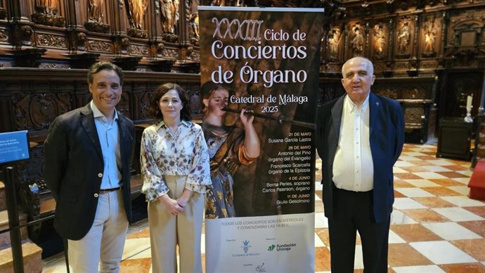 El canónigo Juan Manuel Parra, prefecto de canto; además de Gema Domínguez, responsable de Artes Escénicas de la Fundación Unicaja y Antonio del Pino, organista y coordinador artístico del ciclo.