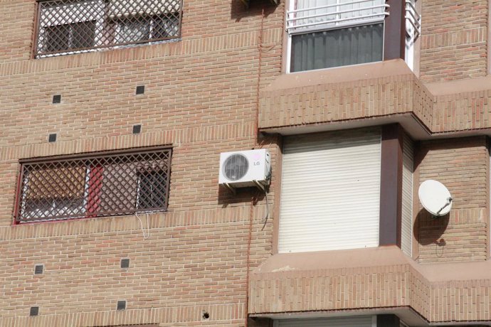 Archivo - Aire acondicionado, fachada