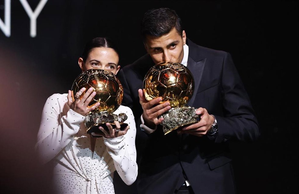 Archivo - Aitana Bonmatí y Rodri Hernández posan con sus respectivos Balones de Oro de 2024
